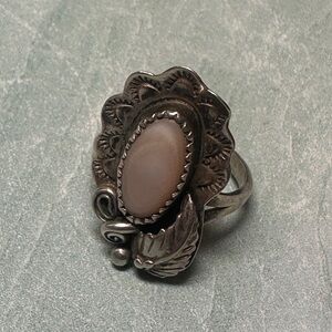 Vintage sterling silver ring with pink mother of pearl oval stone leaf southwest